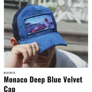 Monaco Deep Blue Velvet Cap Monaco kepsarna är en utav de mest eftertraktade kollektion hitills. Kollektionen släpptes i ett limiterat antal. Oanvänd och bra kvalité!