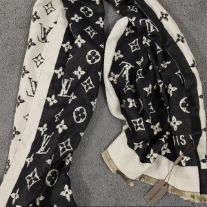 Lv halsduk  - Helt ny med tagg kvar.. Kopia