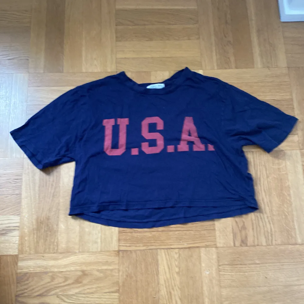 Croppad T-shirt  med tryck av märket Truly Madly Deeply köpt från Urban Outfitters  Storlek: S. T-shirts.