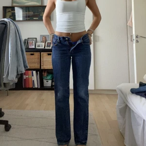 Jeans mid/ low waist  - Super snygga, vet värken märke eller storlek! Köpta second hand så använda mycket men bra skick🥰