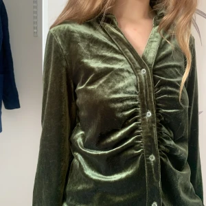 Grön sammet tröja - Grön sammet tröja från Cider som är i nyskick! jättemysig och luftig. Knapparna går att knappa upp💓