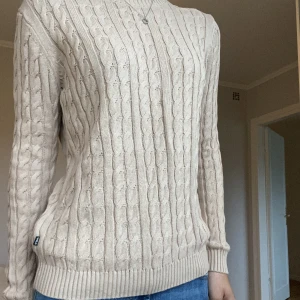 CRW tröja - Säljer min fina crw tröja, endast använd ett fåtal gånger. Den är större i storleken, jag är ca 175 och den passar perfekt. Nypris 400kr