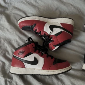 Air Jordan, Chicago Black Toe - Ett par air jordan (mid) Chicago black toe❤️. (De blå säljs separat i ett annat inlägg). Skorna är sällan använda, endast lite creasade men i övrigt är de i fint skick. Nypris; ca 3000kr, säljer för; 1300kr priset går att förhandla. 