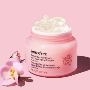 Innisfree Jeju Cherry Blossom - En populär kräm från innisfree. Har endast prövat använda ett par ggr men den passade inte riktig min hudtyp. Skulle säga att den passar bättre för någon med oljigt eller kombination hud. Ger den perfekta glow! Köptes för 289. Har paketet kvar🩷