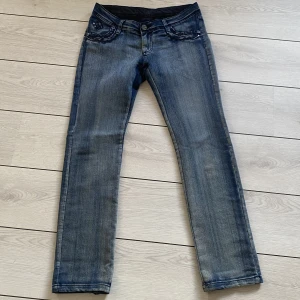 Lågmidjade 00s jeans - så coola men har tyvärr blivit lite för stora för mig. Skriv om fler bilder önskas. Inga defekter förutom att den ena detaljen där bak sitter löst på ena sidan (sista bilden ) men de är inget som syns. 250 frakten inräknad❤️kan sänka pris vid snabb affär