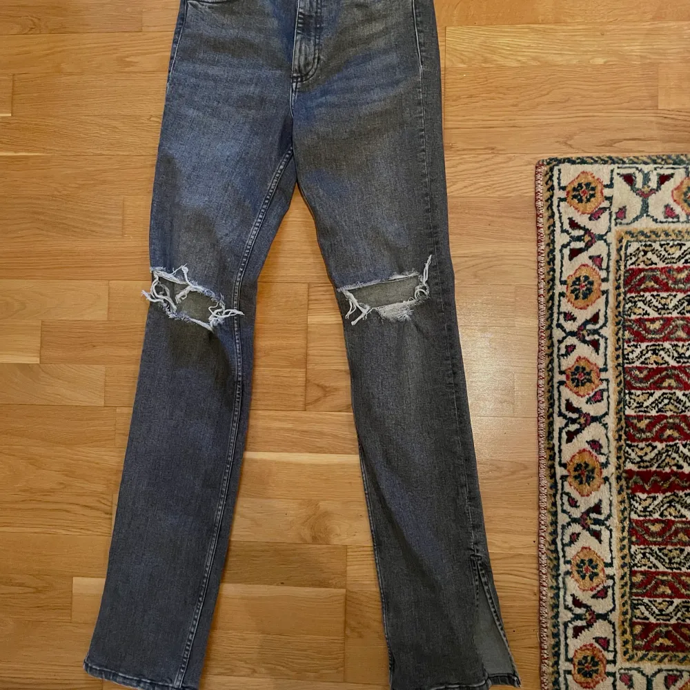 Bootcut jeans från Zara, aldrig använda. Normal-hög midja med slits längst ner på båda benen👖🌸🙌🏻🙌🏻. Jeans & Byxor.