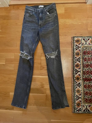 Bootcut jeans - Bootcut jeans från Zara, aldrig använda. Normal-hög midja med slits längst ner på båda benen👖🌸🙌🏻🙌🏻