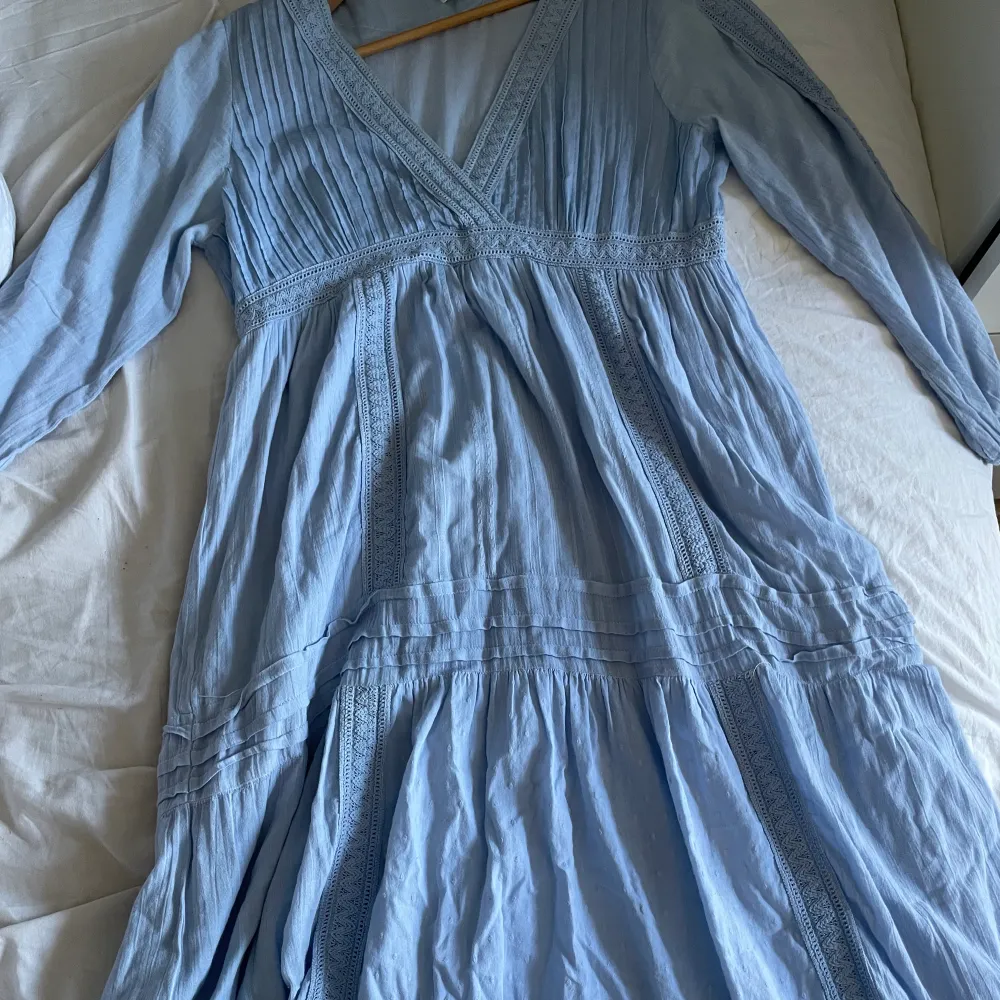 Blå jättefin långklänning från aces💕💘💕 Säljer då den sitter lite trångt vid bysten för mig🤍. Klänningar.
