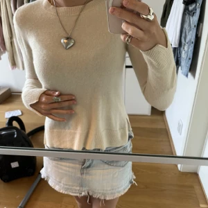 Massimo dutti kashmirtröja - Superfin och jätteskön tröja i 100% kashmir från massimo dutti ❤️ Nypris 1800kr. Den är lite svagt nopprig men inga andra defekter. Tyvärr är tvättlappen bortklippt så vet inte storleken men skulle gissa på XS. Den sitter nästan kroppsnära på mig med XS🩷