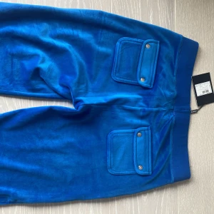 Juicy Couture Byxor - Säljer mina helt nyinköpta Juicybyxor då det var för stora på mig. Aldrig använda och prislappen sitter kvar. Strl L💙💙Nypris 1099kr! Vill bara bli av med de därav priset!
