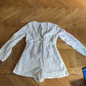 Vit byxdress - Vit strand byxdress. Jättesöt.