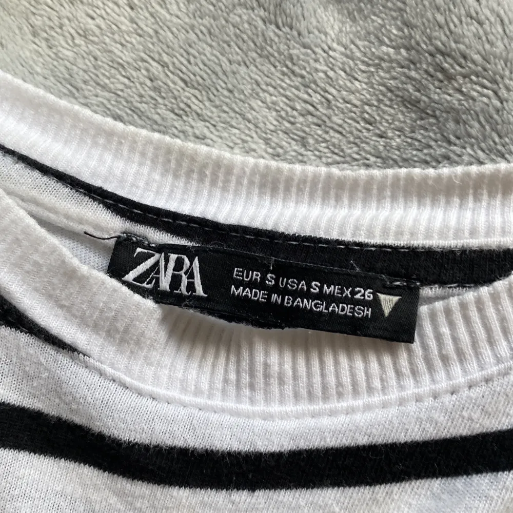Säljer min randiga t-shirt från zara då den inte längre är min stil💞 Den är i bra skick då jag endast använt den ca 8 ggr. Den är i storlek S men jag skulle säga att den mer passar xs då den är ganska liten ❤️. T-shirts.