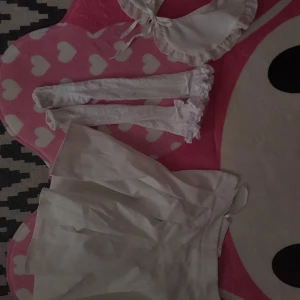 Dollcore bundle - Säljer en par knähöga strumpor - 15kr Kjol- 60kr Krage- 10kr Allt gör 70kr