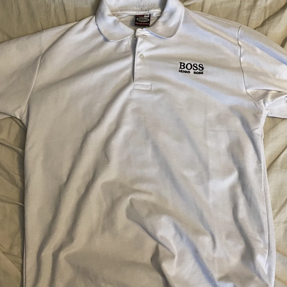 Säljer denna Hugo boss tröjan då inte används längre. Den är använd ca 2 gånger och är i mycket bra skick. Frakt ingår inte . T-shirts.