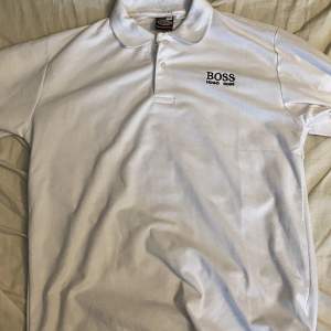 Säljer denna Hugo boss tröjan då inte används längre. Den är använd ca 2 gånger och är i mycket bra skick. Frakt ingår inte 