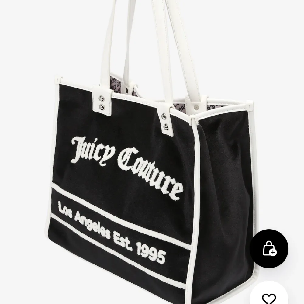 Säljer denna helt nya(prislapp kvar) juicy väskan som jag köpt på raglady❤️ Den har inte kommits till användning sedan jag köpte den o är nu försent att lämna tbx så därför säljer jag❤️ Dustbag finns❤️ Nypris ca 1300kr mitt pris:950kr. Väskor.