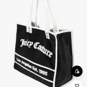 Säljer denna helt nya(prislapp kvar) juicy väskan som jag köpt på raglady❤️ Den har inte kommits till användning sedan jag köpte den o är nu försent att lämna tbx så därför säljer jag❤️ Dustbag finns❤️ Nypris ca 1300kr mitt pris:950kr