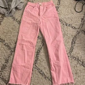 Jeans  - Rosa jeans från ginatrico använd Max 2 gånger sedan har de bara läggat hemma hos mig och inte använt de men annars jätte fina säljer för de är för stora för mig lite och inte kommer till att användas