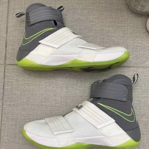 Lebron soldier 10 ” Dunkman ”  - Lebron 10 soldiers i bra skick!  Tvättas innan det skickas 🧼  Pris kan diskuteras vid snabbaffär.