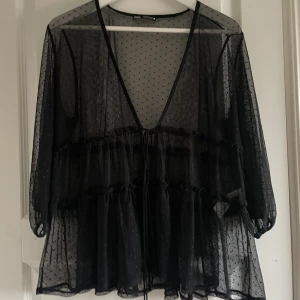 blus - säljer denna blus från zara då den inte kommer till användning. hör av er vid intresse eller frågor💕