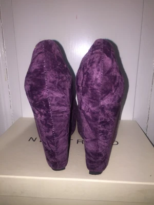 Snygga sammet kilklack  - Helt oanvända  Lila sammet snygga kilklack (wedge) Storlek 37  Kom med bud