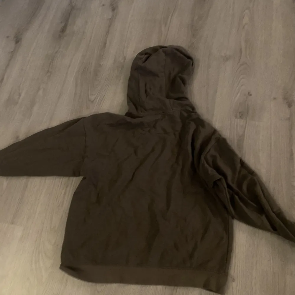 brun hoodie i storlek M från night addict, har två små hål i ena handen, och ett i den andra men inget man lägger märke till. . Hoodies.