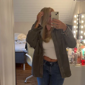 Jeansjacka - Skiiit snygg grön jeansjacka från zara. Köpt förra året, väldigt bra och fint skick. Säljer då jag köpt en ny. 