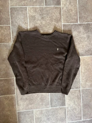 Ralph lauren tröja - Stickad vintage ralph lauren tröja i brun färg med beige logga. Fint skick. 