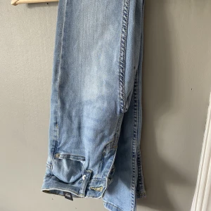 Lågmidjade blåa jeans  - Lågmidjade blå jeans skinny ifrån lager 157, stl xxs, dom är aldrig använda! kom med prisförslag 🫶🏻
