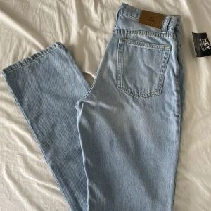 Ljusblå jeans från Nelly - Oanvända straight jeans från Nelly 