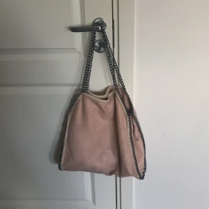 Väska  - Säljer denna  stella väska. Köpte de för 809 men säljer går 300kr.
