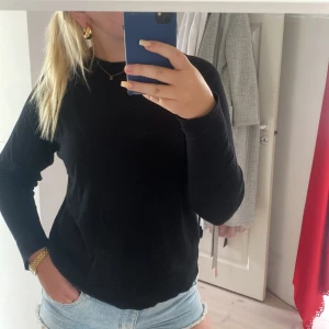 Svart kofta från Kappahl  - Jätte fin o simpel kofta från Kappahl aldrig använd💕💕