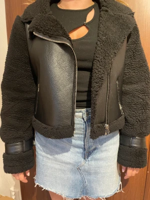 Höstjacka - Svart höstjacka från NA-KD använd fåtal gånger, lite oversized i storlek 