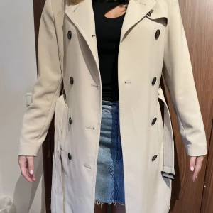 Kappa - Tunn beige kappa från H&M använt enstaka gång 