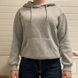 Grå hoodie - Lite nopprig men det syns knappt. Säljer en likadan fast svart.