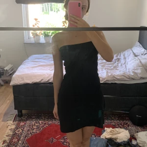 Zara tubklänning  - Jag har sytt in den lite då den är en storlek L från början, men nu passar den mig som är en S, och skulle nog också passa M då materialet är väldigt stretchigt 