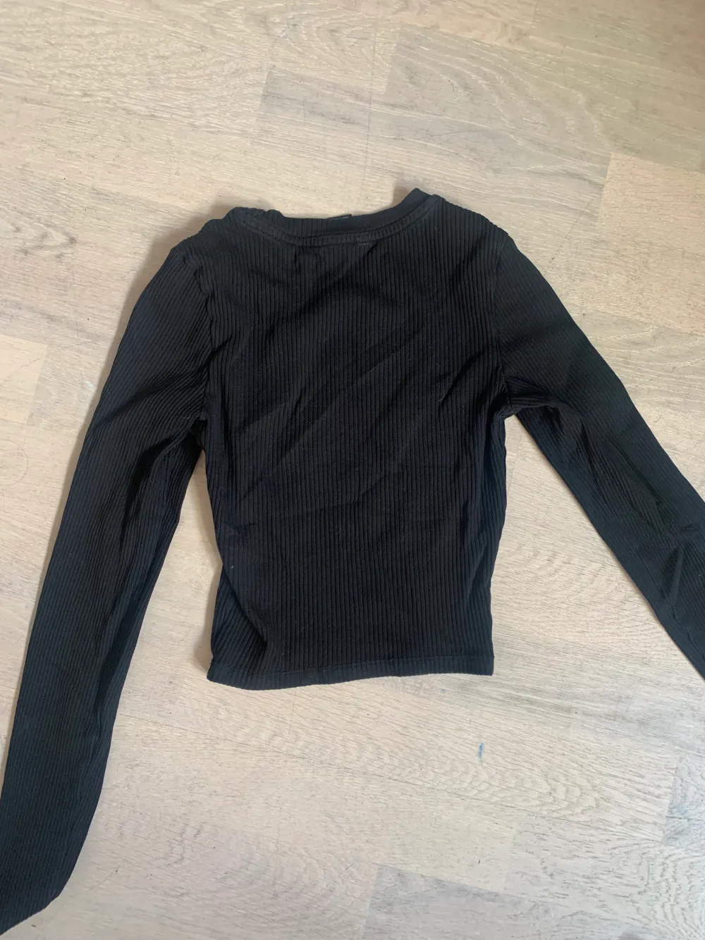 En långärmad svart tröja 💕 jag säljer den eftersom att den har blivit för liten💕 den har används få gånger och är i bra skick🫶⚠️ vi kommer inte att stå för frakt⚠️. Toppar.