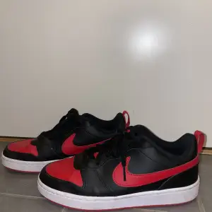 Röda Nike dunk low  
