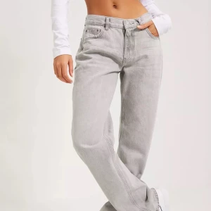 Jeans - Säljer dessa populära lågmidjade jeansen från Gina Tricot! Sparsamt använda och inga defekter finns💗 säljer då de är för små för mig, nypris 499kr