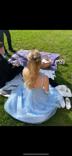 Blå fin balklänning  - Jättefin balklänning som använts 1 gång på Linköpings studentbal 2022.  Lagom lång på mig som är 170cm.  Ordinariepris 5600kr, mitt pris 3000 men kan diskuteras.  Storleken skulle jag säga passar 34-38.