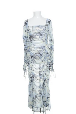 Mönstrad långklänning  - Helt oanvänd med kvitto kvar. Skit snygg att ha till stranden 🫶🏼 Jag köpte den för- 699