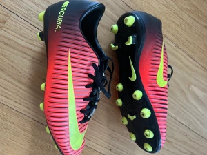 Fotbollsskor konstgräs - Nyskick Nike mercurial