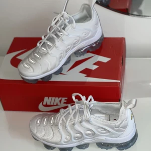 Nike, AIR Vapormax Plus - Köpte dessa för ca 2 månad sedan och har endast använt dem 1 gång och kan därför inte lämna tillbaka dem. Så därför säljer jag dem nu. Dem är helt nya och ser splitternya ut. För fler bilder, skriv gärna! Nypris på Nike.com: 2599kr Kartongen får man med☺️