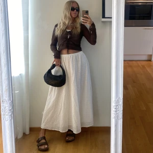 Långkjol - Säljer den här fina långkjolen i spets från NA-KD i strl M, jag är 175 cm ❤️