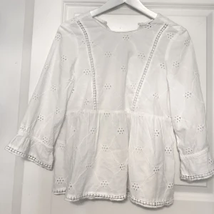 Spets topp - Fin spets topp med inbroderade blommor!  Gullig och fin!  Storlek 34 