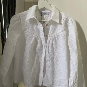 vit blus/skjorta ifrån zara! helt oanvänd med prislappen kvar, säljer då den inte kommer till användning! priset kan diskuteras 💖💖✊