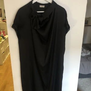 Ny By Malene Birger, klänning  - Helt ny svart sidenklänning. Faller så snyggt. Storlek S-M. 