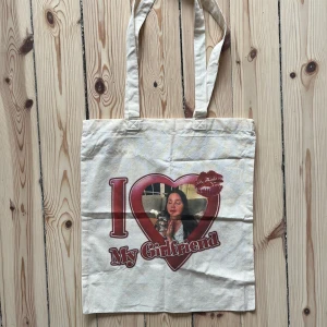 Lana del rey väska - En söt väska med print på! Köpt här på plick, säljer pga kommer troligtvis aldrig använda den då jag har massa andra väskor :/ 