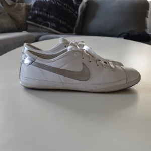 Nike skor - Nike skor säljes  Bra skick, fråga om fler bilder och frågor. Storlek 38.