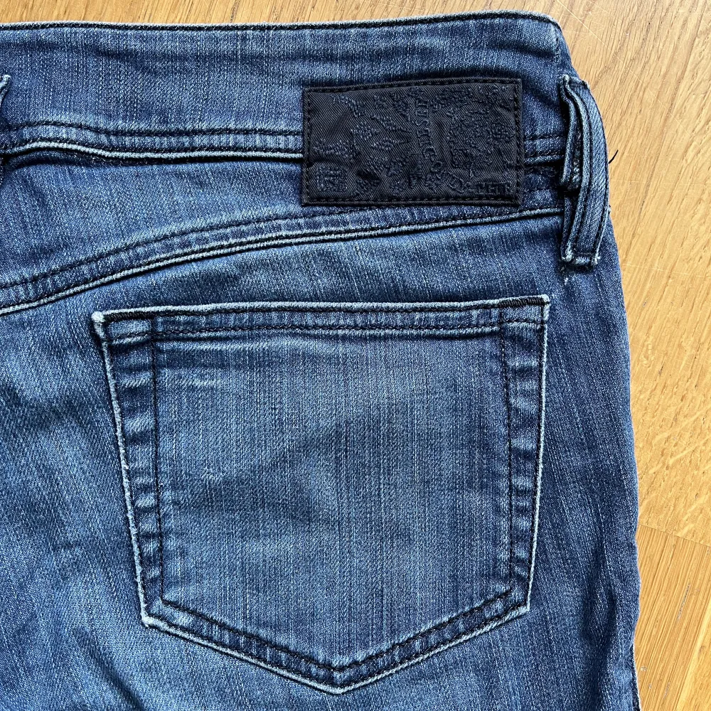 Rensar min garderob och säljer dessa fina diesel jeans då de inte kommer till användning!  Midjemått: 42 cm Pris kan diskuteras! 🫶❤️. Jeans & Byxor.